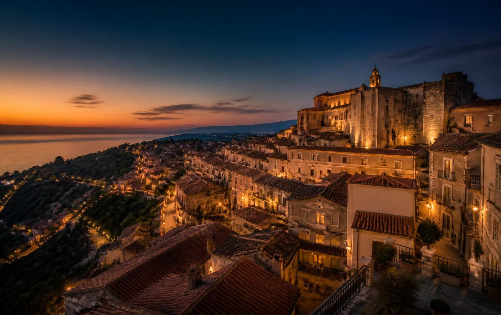 Borgo costiero italiano al tramonto